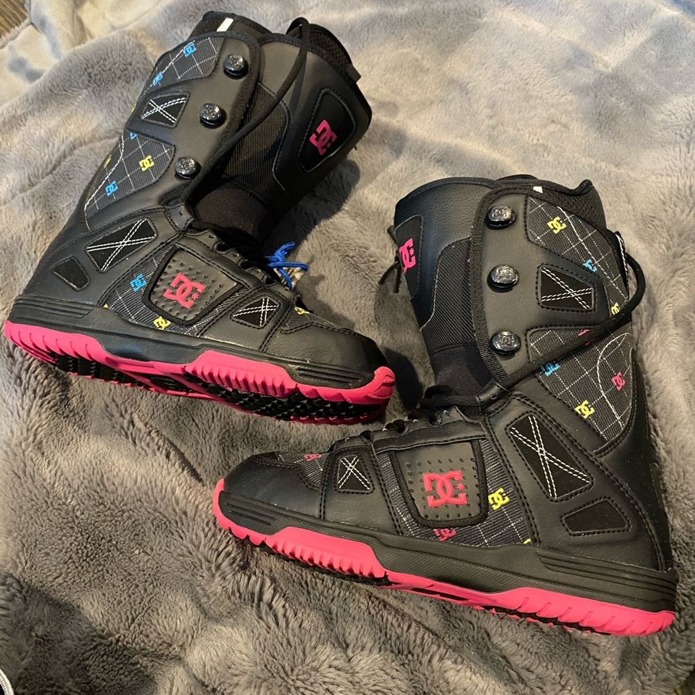 Snowboarding boots